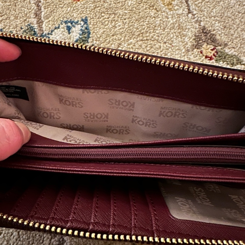 Michael Kor’s Jet Set Continental Travel Full Zip Leather Wallet - Picture 13 of 13